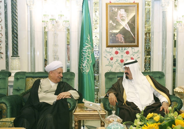هاشمی رفسنجانی به ملک عبدالله سعودی: اگر چند صدبرابر فعلی غنیسازی داشته باشیم، باز هم در حد یک نیروگاه نمیشود «اگر چند صدبرابر فعلی غنیسازی داشته باشیم، باز هم در حد یک نیروگاه نمیشود. بارها گفتیم که ما سلاح هستهای را نمیخواهیم. صنایع موشکی را برای دفاع داریم.» آیتالله هاشمی رفسنجانی در خصوص شرایط حجاج ایرانی گفت: در زمان شما وضع خیلی بهتر شده است، ولی متاسفانه هنوز هم سختگیریهایی میشود. ملک عبدالله گفت: «مثلاً چه سختگیریهایی؟»