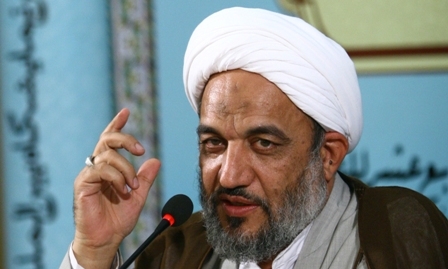 برخی اشرافی زندگی می کنند، وقتی کم می آورند می گویند تحریم اثر کرده/ چرا می گوییم آب و خورشید و فلک به تحریم بستگی دارد؟/ چرا می خواهیم دائما مردم را از تحریم بترسانیم باید برنامه زندگیمان را عوض کنیم و باید طرح یا لایحهای از سوی دولت یا مجلس ارائه شود که اقتصاد مقاومتی در آن مدنظر باشد؛ چرا باید بگوییم ابر و باد و مه و خورشید و فلک و حتی آب و همه چیزمان مربوط به هستهای است؟! چرا باید اینگونه بیان شود؟ به چه کسی میخواهیم با این سخنانمان علامت بدهیم؟ نباید مردم را از تحریم بترسانیم چون هرگز این گونه نبوده است.