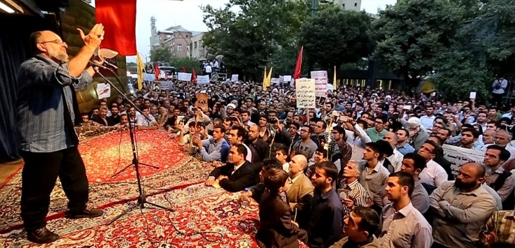عده ای دوست دارند با امام تحریف شده مسیر خود را ادامه دهند اما کور خوانده اند/ ما این شهداء را جایی مخفی نکرده بودیم؛ هر وقت کارمان گره خورده خودشان را رسانده اند/ وقتی تهدید کردند، اگر مذاکره را قطع می کردید، اثرش را می دیدید+ فیلم یک چیزی میگویم که شاید جایش اینجا نباشد، ولی در تاریخ ثبت شود: شمایی که این مذاکرات را در این دولت کشاندید و به رهبر تحمیل کردید، والله اگر که دولت دیگری آمده بود و با نگرش دیگری، هیچوقت رهبر و ملت را تحت فشار این مذاکرات نمیگذاشت که بعد رهبر انقلاب بگوید: «امیدوار نیستم، شما میخواهید بروید بروید، اما ما در طول تاریخ از این ناعهدیها و نامردمیها زیاد دیدیم.»