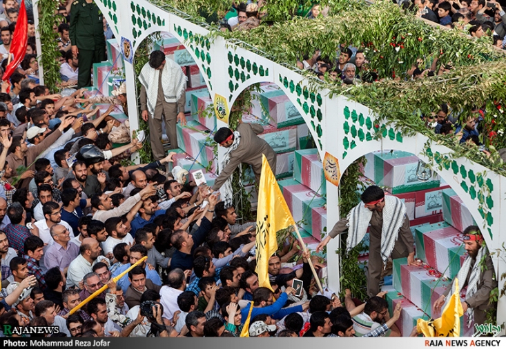 در هنگام عبور کاروان شهدا از مقابل سفارت انگلیس مداحی قطع شد و جمعیت یکپارچه شعار مرگ بر آمریکا مرگ بر انگلیس، مرگ بر آل‌سعود و نه سازش و نه تسلیم سر دادند.