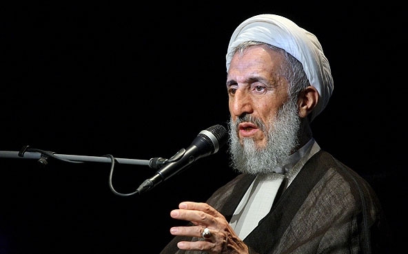 قبل از انقلاب هم امام را نصیحت می کردند که با این قدرتها درنیافتد/ کسانی که میگویند ما را چه به سوریه و یمن یا نمی فهمند یا مأموریت دارند + فیلم این انقلاب، انقلاب ایران نیست. انقلاب مستضعفین است. امام برای ایران انقلاب نکرده است. اینکه بعضی امروز گیر میدهند، حتی بعضی از کلهگندههای داخلی میگویند ما را چه به سوریه! خودمان این همه مشکل داریم. ما را چه به یمن! یا اینها را نمیفهمند و یا مأموریت دارند. بابا سوریه دارد جور ما را میکشد؛ اگر آنجا جنگ نکنیم میآیند در داخل کشور و با ما میجنگند.