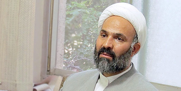 مثل اینکه همه باید بروند به جهنم و کسی حرف خلاف میل آقایان نزند/ رفتار دولت بی احترامی به قانون اساسی است/ دولت در حال مصادره تمام کشور در جهت خواسته های خودش و تغییر مسیر انقلاب است امروز دولت تمام تلاشش این است که این یکه تازی خودش را با شدت ادامه بدهد و اساسا اجازه ندهد صدای منتقدین در جامعه بلند شود. این مسئله به حدی وجود دارد که حتی برداشت های غلط خودشان را در رابطه با کشور که مسیر آن را در حال عوض کردن بر خلاف مسیر انقلاب است را شامل می شود.