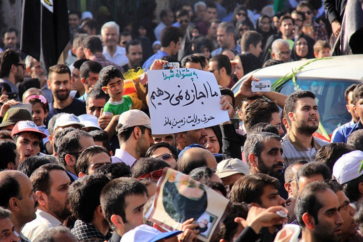 در پی انتشار اخباری در جراید ، به نقل از منابع مسئول استان اصفهان مبنی بر تکذیب دستگیری دو تن از طلاب ولایی اصفهان در روز 19 مرداد سال جاری - روز تشییع شهدای غواص در اصفهان - و تکذیب تعرض به برخی کانون های فرهنگی فعال در عرصه تولید و توزیع پلاکاردها و بیرق های استکبارستیزی و همچنین ادعای اینکه این افراد صرفا برای گفتگو از سوی مراکز مسئول در حفظ امنیت ، دعوت شده اند، بدین وسیله جمعی از خانواده های شهدا و ایثارگران ، فعالان فرهنگی و مردم ولایی اصفهان لازم دیدند نکاتی را در این زمینه اعلام کنند: