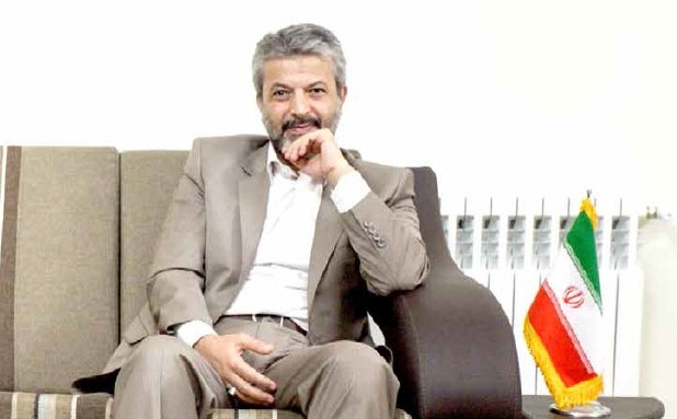 نقش طعمه را برای افشای شبکه ترور دانشمندان هسته ای بازی کردم/ روایت تلخ سقوط رشد علمی در دو سال اخیر/ بر اساس توافقات تمام موشک های بالای 300 کیلومتر ما تحریم است/ بودجه موشکی در دو سال اخیر کاهش یافت ساعت 6 صبح با منزلش تماس میگیرند و فرد ناشناس خود را معاون امنیت وزارت اطلاعات معرفی میکند. پس از یک رفتوبرگشت برای اطمینان از هویت تماسگیرنده، به او اعلام میشود که تروریستی با یک اسلحه دارای صداخفهکن، در پارکینگ منزل و روبهروی آسانسور منتظر خروج او از منزل است. به مأمور اطلاعاتی میگوید که شما که این فرد را شناسایی کردهاید چرا او را دستگیر نمیکنید؟ پاسخ میشنود که ما میتوانیم هم اکنون او را دستگیر کنیم ولی این مسأله موجب میشود که شبکه ترور مخفی بماند. آیا شما حاضرید که نقش طعمه را برای دستگیری شبکه ترور بازیکنید. پاسخ وزیر علوم وقت مثبت است و این چنین بیش از 4 ماه زندگی امنیتی کامران دانشجو آغاز میشود.