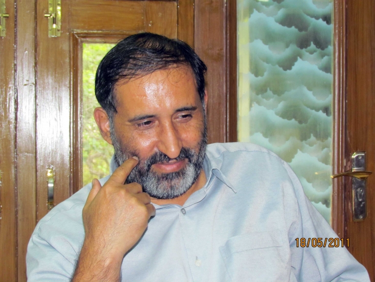 قزوه جدیدترین نوشته خود را با موضوع مذاکرات هسته‌ای سروده و انتقاداتی را در این قالب بیان داشته است. او می‌گوید: «چقدر باید بگذرد تا ملتفت شوی برجام، یک جام شکسته است ... از زیر میزهای مذاکره می‌ترسم؛ از تهدیدهای روی میز نمی‌ترسم».