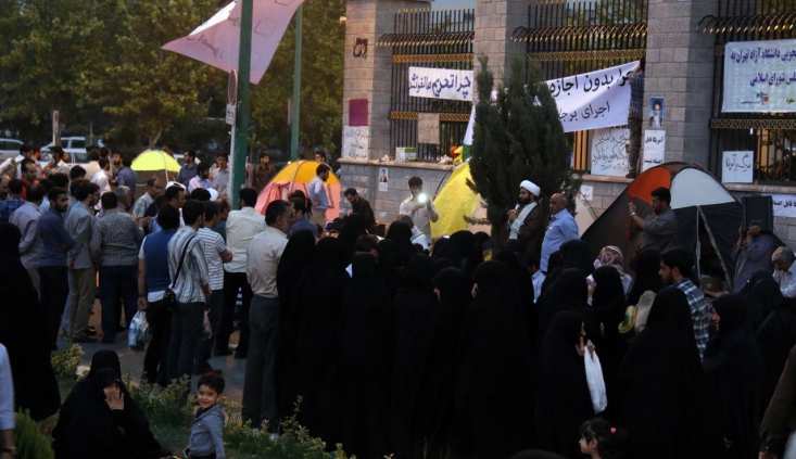 در این بیانیه آمده است: «مع الاسف در این راه، با اقدامات سخیف  نا به جا و غلطی همچون پیاده روی نمادین ، گفتگوهای تلفنی و دست دادن‌های خلاف عزت ملی با نمایندگان و روسای شبکه استثماری علیه ملت‌ها، قبح‌شکنی از آرمان اصلی انقلاب اسلامی در نفی سلطه‌گری و سلطه‌پذیری نیز صورت گرفت. که این، خود نشان دهنده در نوردیدن ارزش های ملت ایران و گسترش دامنه نفوذ قدرت های زورگوی بین المللی است.»