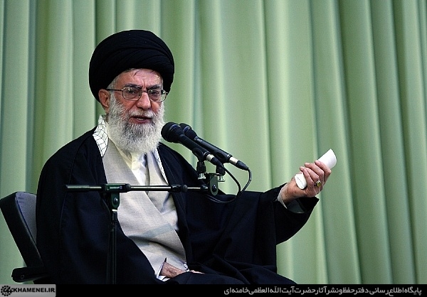 عاشورا زمانی بوجود آمد که خواص طرفدار حق از ترس از دست دادن مال و پست و مقام حاکمیت باطل را پذیرفتند/ منشا انحراف جامعه، سقوط گروه اندک اما تأثیرگذاری است به نام خواص/ ابن زیاد خواصی را بین مردم می فرستاد که آنها را از جنگ با دشمن بترساند در جستجوی ریشهی ارتجاع جامعه و ماجراهای بعد از رحلت پیامبر صلیاللهعلیهوآله و ضعف تدریجی جامعهی اسلامی، بار مسؤولیت این گناه نابخشودنی را بردوش آن دسته از نخبگان طرفدار حق و فرزندان انقلاب مییابند که در پی کسب امتیازات دنیوی برآمدهاند و در لغزشگاه دنیاطلبی، شهوتپرستی، مقام خواهی و مظاهر زندگی دنیا و مادیات لغزیدهاند و سادهلوحان ناآگاه را نیز به دنبال خود کشاندهاند...