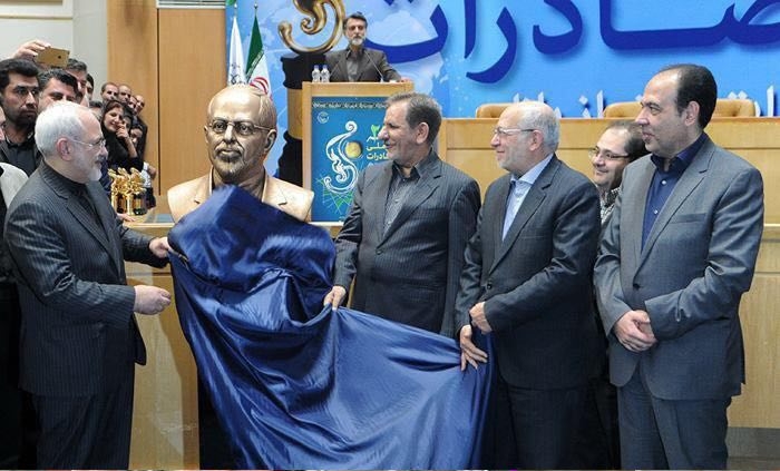 صالحی: برجام سند افتخار ملت ایران است!/ راه اندازی کمپین درخواست پخش زنده تلوزیونی پرکردن راکتور اراک با سیمان، جمع آوری 13 هزار سانترفیوژ و برچیدن تاسیسات فردو/ این افتخار ملی را به طور مستقیم از رسانه ملی برای مردم پخش کنید اگر این سبک از مذاکرات انجام شده توسط تیم ایرانی و قهرمانان عرصه ی دیپلماسی آن قدر دقیق، کارشناسانه و مبتنی بر عزت بوده پس چه لزومی دارد که منتظر آن باشیم که تاریخ این دستاورد بزرگ را به مردم بازگو نماید؟ آیا عاقلانه تر آن نیست که هم اکنون این سبک و مدل را به مردم عرضه نمائیم تا سرلوحه ای باشد که در دیگر عرصه ها نیز از آن الگو برداری نمایند؟!