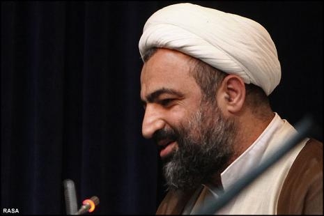 اگر لاریجانی با نقض قانون در 20 دقیقه طرح را به تصویب نمی رساند، امروز رهبر انقلاب مجبور نبودند شروط تکمیلی برای اجرای برجام اعلام کنند/ همانطور که روحانی خطوط قرمز را در برجام نقض کرد، نگرانیم در اجرای برجام هم دستورات رهبر انقلاب را اجرا نکند رئیس جمهوری که تا این مرحله (تهیه متن برجام) بسیاری از خطوط قرمز و اصول قانون اساسی را رعایت نکرده است، چرا و بر چه مبنایی از این پس و در مرحله اجرای برجام، معتقد به رعایت آنها خواهد بود؟! پس این نگرانی جدی است. بنابراین صدور این نامه نمی تواند تمام دغدغه ها را بر طرف کند بلکه باید مراقب نحوه رفتار رئیس جمهور با الزامات تعیین شده از سوی رهبر انقلاب بود.