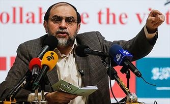 این استاد دانشگاه با بیان اینکه چند روز پیش مسئولی گفته "بعضی افراطی‌ها می‌گویند تحریم باید باشد تا ما قوی شویم" گفت: این عین صحبت امام است؛ با این منطق امام در راس افراطیون است