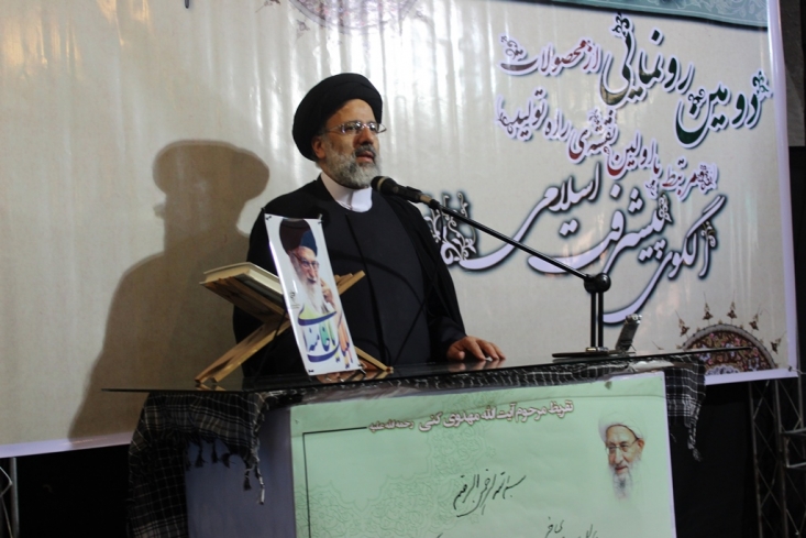 حجتالاسلام رئیسی: هر کجا ناموفق بودهایم؛ علتش استفاده از الگوهای غربی بوده است/ نمیتوان گفت مخلص دین هستیم ولی در مذاکرات، اقتصاد و جاهای دیگر دین غایب باشد برخلاف سکولارها و حتی برخی که در کِسوَت دین هستند، معتقدیم فقه میتواند تمام نیازهای جامعه را پاسخگو باشد؛ منتهی آن فقهی که در پرتوی فقه اجتهادی است. این اجتهاد باید در این عرصهها فعال باشد؛ البته کارهای بسیاری توسط بزرگانِ بعد از فقه معصوم و در زمان فقه اجتهادی مانند مانند شیخ مفید، سلّار، مرحوم شیخِ طوسی، محقق حلی، وحید بهبهانی، مکتب شیخ انصاری، صاحب جواهر تا امام بزرگوار و فقهای حاضر انجام شده است، ولی باید در کافی نیست و فقه اجتهادی باید یک کارهایی بکند.