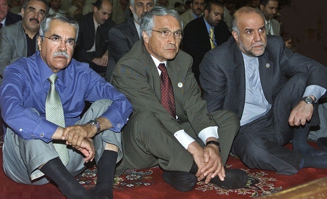 مسئولین نفتی دولت یازدهم به راحتی این اجازه را به عربستان دادند تا بتواند دست به تغییر ماهیت اوپک زند. اوپک که ماهیت 55 ساله آن تعهد به بررسی بازار در کوتاه‌مدت و میان‌مدت بود، با برداشته شدن لفظ کوتاه‌مدت در بیانیه اخیر و عدم وجود سقف ماهیت قبلی خود را از دست داده است تا با منفعل شدنش، زمینه برای نفوذ بیشتر عربستان و امریکا در بازار نفت فراهم گردد.توطئه نفتی در اجلاس 168 اوپک/ وقتی با بی تدبیری مسئولان نفتی دولت ماهیت اوپک به نفع امریکا و عربستان تغییر می کند / همراهی زنگنه با عربستان برای کاهش بیشتر قیمت نفت
