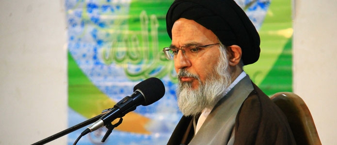 «حقیقت وحی» و ارتباط آن با کلمه «روح» چیست/ تفاوت مهم پیامبر(ص) با بقیه انسانها در چیست/ «قرآن» رزق نبی اکرم(ص) است و حضرت آن را فقط به کسانی میدهد که امانتدار خدا هستند جسمی که روح در آن دمیده میشود باید جسم فوقالعادهای باشد، زیرا هر جسمی ظرف این روح نیست؛ لذا ائمه(علیهم السلام) اجسادشان هم فوق العاده و از عالم انوار است. آنچه مهم است این است که، آن روحی که در این جسم دمیده شده حقیقت مقام نبوت و ولایت را دارد، و اگر این جسم حجاب شد هیچ وقت انسان به آن حقیقت نمیرسد.