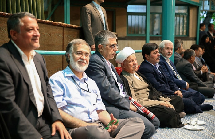 آیا هاشمی و کارگزاران از تحریف «حقالناس» و حمله به شوراینگهبان دست برمیدارند؟/ چرا رهبری حق نظارت شورای نگهبان را «حقالناس» و سایت هاشمی آن را «مین» معرفی میکند؟ مخاطب این سخنان کاملا مشخص بود و انتظار میرفت هاشمیرفسنجانی از مواضع خود در اینباره عقبنشینی کند. اما هاشمی که میکوشید رابطهاش با رهبری را نه بر مبنای «ولیفقیه –کارگزار نظام جمهوریاسلامی» بلکه بر مبنای «رابطه دو رفیق و دوست قدیمی» تعریف کند؛ بازهم همین روند غلط تحریف حقالناس را ادامه داد و بازهم با هشدار رهبری مواجه شد.