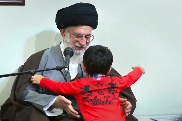 پایگاه اطلاع‌رسانی KHAMENEI.IR تصاویر دیدار خانواده‌های چند شهید مدافع حرم از جمله شهیدان سردار سرتیپ جبار دریساوی، سرهنگ پاسدار کمال شیرخانی و سردار سرتیپ دادالله شیبانی با رهبر انقلاب که در تاریخ ۲۸ بهمن ۱۳۹۳ انجام شده بود را منتشر کرد. این تصاویر، فرزند خردسال شهید شیرخانی -که در ۱۴ تیرماه ۱۳۹۳ در سامرا به شهادت رسیده بود- در آغوش رهبر انقلاب دیده می‌شود.