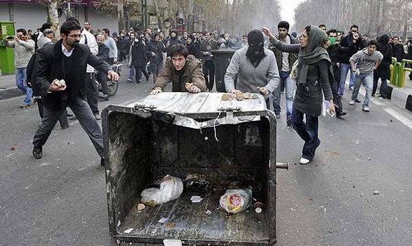 چرا مطالبه رفع حصر سران فتنه از روحانی «مضحک» است؟ /حسن روحانی:حرکت 25 بهمن گروهی فریب خورده کاملاً محکوم است/هاشمی:هر اقدامی که به مملکت ضربه بزند حرام است حسن روحاني هم در واكنش به افتضاح سران فتنه در اين روز اعلام داشت: در روز 25 بهمن عده معدودی به بهانه حمایت از مردم مصر و تونس به خیابانها آمدند که اتفاقاً در شعارهای آنها حمایتی از مردم مصر و تونس به چشم نمیخورد و متاسفانه با شعارهای ضد انقلابی، موجبات خوشحالی و بهرهبرداری آمریکا، رژیم صهیونیستی و ضدانقلاب را فراهم آوردند و موجب ناراحتی قاطبه مردم شریف ایران شدند.