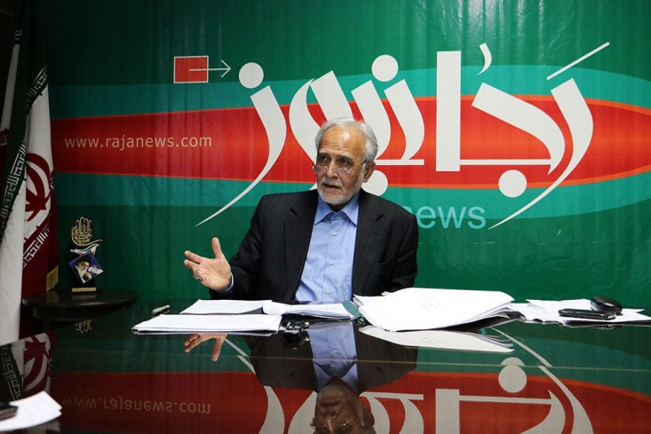 آقایان تکلیفشان را مشخص کنند؛ بالاخره انقلاب اسلامی افراط بود یا اعتدال؟/ به «مسکن مهر» که جوانان را خانه دار کرد، میگویند افراط!/ با «برجام 1» دستاوردهای هسته ای را از دست دادیم؛ «برجام 2» قرار است چه کند؟! میبینیم این اتفاق در نظام بانکی ما در حال رخدادن است. اگر این موضوع عمدی باشد که خیلی جای تعجب است؛ مثلا شنیده شده مدیرعامل بانکی گفته ما که میخواهیم سرمایهگذاری کنیم دولت میگوید نکن! پس ناچار است چکار کند؟ ناچار است برود جایی که میتواند نرخ دو درصد بیشتری بگیرد به او بدهد و او هم به بعدی بدهد و همینطور بین خودشان بگردد، یعنی در خود سیستمها و نهادهای مالی عمدتاً این پول در حال چرخش است. نشتی به بیرون ندارد که بتواند آثار خدماتی و تولیدی به بار بیاورد. برای همین است که آنجا علیرغم وجود چنین نقدینگی تکانی در تولید نمیخوریم و این باعث کاهش گردش مالی است.