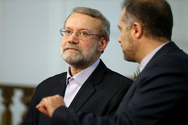 تناقضگویی لاریجانی و فراکسیون حامی او درباره عدم حضورشان در ائتلاف اصولگرایان/ وقتی نظر جامعتین در قم مهم و در تهران بی اهمیت است لاریجانی در حالی از تمکین به نظر جامعتین سخن می گوید که ائتلاف اصولگرایان بر اساس نظرات سه تن از بزرگان حوزه علمیه که از قضا دو تن از آنها یعنی آیت الله موحدی کرمانی و آیت الله یزدی ریاست جامعتین را برعهده دارند، اقدام به تهیه لیست کرده و این لیست مورد حمایت آنها است. با این وجود لاریجانی در حالی از آنچه عدم پایبندی اصولگرایان بر نظر جامعتین مینامد گلایه کرده که او و جریان سیاسی متبوعش هیچ گاه حاضر به حضور در جلسات ائتلاف که تحت نظر روسای جامعتین برگزار شده بود نشده است.