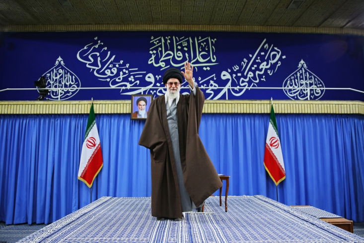 اینکه بگویند فردای دنیا، فردای مذاکره است یا از روی ناآگاهی است یا خیانت/ روزگار، روزگار همه چیز است؛ هم مذاکره هم موشک / در مذاکره هم باید قوی بود؛ اینکه روی کاغذ بنویسند ولی تحریم ها برطرف نشود یعنی اشکالی هست در مذاکره هم باید قوی بود. جوری باید مذاکره کرد که سرمان کلاه نرود؛ اینکه ما مذاکره کنیم، روی کاغذ بنویسیم ولی تحریمها برطرف نمیشود و تجارت راه نمیافتد، معلوم میشود اشکالی هست/ در آنجا هم باید خود را قوی کنیم.