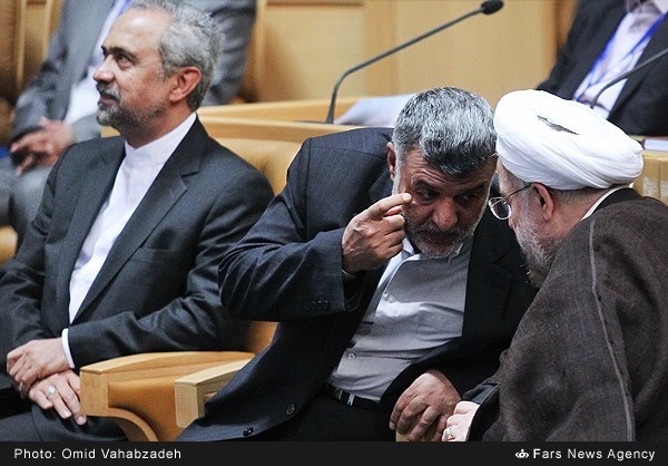براساس شواهد به دست آمده امسال دولتمردان از بیم آنکه با دردسرهای تنظیم بازار شب عید 94 مواجه نشوند اقدام به ذخیره سازی میوه کرده‌اند که حجم این ذخیره سازی، بسیار بیشتر از حد نیاز کشور بوده است. اطلاعات استخراج شده نشان می‌دهد به دلیل عدم پیش بینی مسولان دولتی از تنظیم بازارِ نوروز 95، چندین هزار تن پرتقال و سیب مازاد بر مصرف در انبارها ذخیره شده و این احتمال وجود دارد که دولت به دلیل عدم تعادل در بازار، چند هزار تن پرتقال و سیب اضافی را معدوم کند.