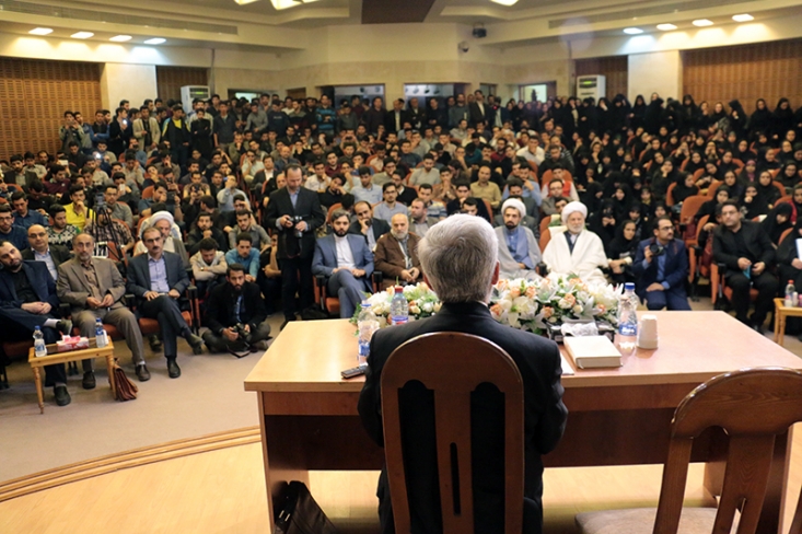 تا قبل این میگفتند با برجام بحث سرمایه گذاری به داخل کشور درست می شود و این باعث میشود پیشرفتی صورت بگیرد، خب چرا پس نمی شود؟ آیا بخاطر اینکه فلان روزنامه مقاله انتقادی از برجام نوشت کارها درست نمی شود یا عیب کار جای دیگری است؟ خب همان کسانی که ادعا داشتند با این روند حل میشود، خب امروز پاسخ دهند