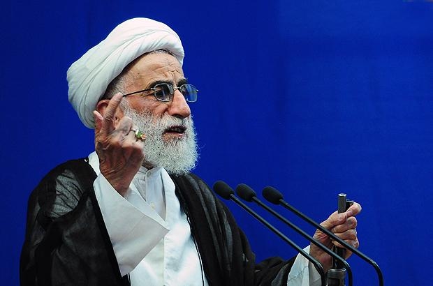 سپاه خار چشم بعضیهاست که در سخنرانیهای خود نیش میزنند/نورچشمیهای برخی مقامات ابزار نفوذند و آمریکا به آنها میگوید به پدرتان بگویید این کار را انجام بدهد و یا انجام نده رهبر معظم انقلاب سال جاری را «اقتصاد مقاومتی، اقدام و عمل» نام نهادند که در این زمینه توضیحات بسیار قرایی فرمودند. در جایی نیز فرمودند حوزه علمیه باید انقلابی باشد، همچنین در جمع اعضای خبرگان نیز فرمودند، اعضای خبرگان باید انقلابی باشند، این حرف بسیار بهجا، مهم و ارزشمند است. در نتیجه اگر اقتصاد مقاومتی بخواهد موفق باشد، باید انقلابی باشد، یعنی این رویه عادی و معمولی اداری که تاکنون عمل شده، یا اثری ندارد و یا آن اثر مطلوب نیست.