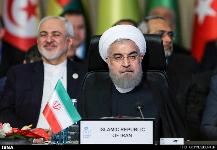 در حالی که نشریات و رسانه‌های منتقد دولت به خاطر انتشار مطالب انتقادی درباره دولت تذکر دریافت می‌کنند، جای تعجب است که هیات نظارت بر مطبوعات در برابر خط‌ رسانه‌ای نشریات جریان بزک که به فاصله کمتر از یک‌ماه پس از سخنان رهبرانقلاب درباره «خط آمریکایی برجام منطقه‌ای»؛ اقدام به توجیه ضرورت برجام منطقه‌ای می‌کنند هیچگونه واکنشی نشان نمی‌دهد.