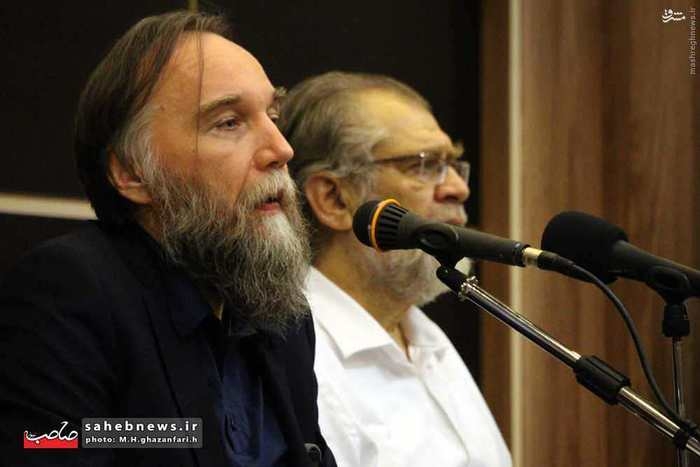 هر گامی که در راستای برقراری ارتباط با غرب از طرف روسیه و ایران برداشته شود «خودکشی» است/ قبل از مطرح شدن «تئوری چهارم سیاست»، ایران با ولایت فقیه به آن دست یافته بود + صوت اگر بخواهیم با شیطان بزرگ رابطه داشته باشیم به اصل انقلاب خیانت کردهایم. به عنوان مثال وقتی تحت تعقیب مستکبران بودیم با وجودی که از نظر مادی بسیار سخت بود، ولی از لحاظ روحی موجب قدرت ما میشد و برایمان یکجور قهرمانی بود. ممکن است از روسیه انتقاد کنید که چرا دارد از این تحریمها حمایت میکند. این اتهامی بود که به ما وارد میشد.