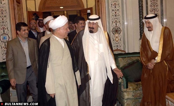 ارتباط تنگانگ هاشمی رفسنجانی با ملک‌عبدالله پادشاه سابق عربستان در زمانی رخ می‌دهد که زلمای خلیل‌زاد مهره کلیدی واشنگتن در خاورمیانه و جهان اسلام معترف است پادشاه سابق عربستان در آن برهه از آمریکا می‌‌خواسته است تا به ایران حمله کرده و به تعبیر خودش «سر مار» را بزند. خلیل زاد این درخواست را غیرواقع‌بینانه تلقی می‌کند.