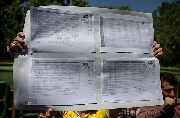 اکثر مردم در حالی با مشکلات عدیده معیشتی دست و پنجه نرم می‌کنند که طبق اسناد کیهان، یک مدیر بانکی در مهر و اسفند سال گذشته به ترتیب بیش از 151 و 234 میلیون تومان دریافتی داشته است!