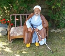 روزه داری پیرمرد ۱۰۰ ساله در مازندران پیرمرد ۱۰۰ ساله مازندرانی با وجود گرمی و شرجی بودن هوا در روزهای اخیر همه روزه ۱۷ ساعت روزه داری را براحتی تحمل می کند و ان را برای جسم وروحش مفید می داند.