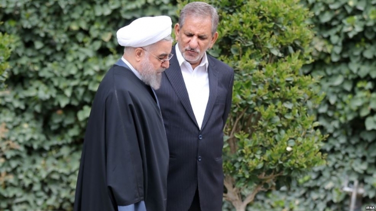 خطای محاسباتی تنظیم کنندگان بیانیه حقوق های نجومی/ بیانیه ای که سه سال پیش باید صادر می شد، نه امروز! اکنون پرونده 950 مدیر متخلف در دریافت حقوق های نجومی روی میز رئیس جمهور، رئیس مجلس و رئیس قوه قضائیه است اما تاکنون حتی یک مدیر از سمت خود برکنار یا عزل نشده و در بیانیه هم به آن اشاره نشده است. تنها اتفاقی که افتاده برخی از آنها که تعدادشان از انگشتان یک دست تجاوز نمی کند استعفاء کرده اند. استعفا یعنی طلب عفو! عفو از چه گناهی؟ خود آنها معترف هستند به این معصیت حکومتی؟ چرا دولت و نهادهای نظارتی در عمل به قانون در مجازات و افشای اسامی آنها کوتاهی می کنند؟
/جای خالی سازمان حسابرسی در لیست مقصران حقوق های نجومی/