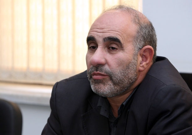 در شورای عالی امنیت ملی که سرّی‌ترین، مهم‌ترین مسائل و امنیتی ترین مباحث در آنجا بحث می‌شود و نباید اطلاعات از آنجا درز کند، شاهد بودیم که طی چند دقیقه بعد از تصمیم شورا در خصوص برخی خطوط قرمز؛ اخبار از طریف یک حفره امنیتی به اطلاع هدایتگران آشوب در کف خیابان رسید. خود این هم نشان می‌دهد که رابطه‌ای بین اینها و مقامات ما بوده است.
