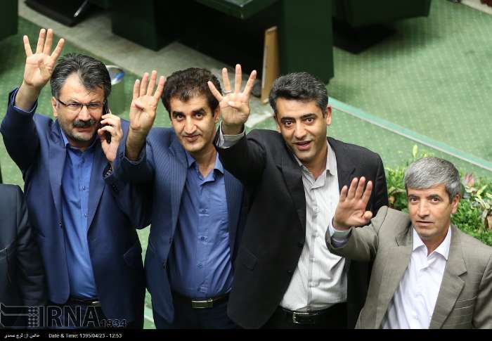 روز خوش دلالان با تصویب یک فوریت ایجاد مناطق جدید تجاری در مجلس / هر کجا حمایت از واردات باشد، نام لیست امید می درخشد هنگام بررسی یک فوریت لایحه ایجاد هفت منطقه آزاد اقتصادی و تجاری و 12 منطقه ویژه اقتصادی در مجلس، یوسف نژاد نماینده ساری به نمایندگی از دکتر عارف با نشان دادن شماره 4 موافقت اعضای فراکسیون امید را با یک فوریت این لایحه اعلام کرد.