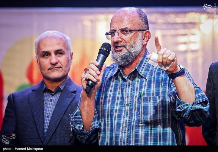 پرچم شاگردان «حاج محمد ناظری» همیشه بالاست/ انقلابی بودن را از امام آموختهایم/ کیست که نداند چوب چه چیزی را می خوری؟! آی کهنه سرباز سپاه حق! سرباز سپاه امام حی، همان سید علی که خودش گفته، شمشیر را برداشته و وسط میدان از چپ و راست دارد می زند. هم چنان استوار و راست قامت بمان در این ایام نحس پساب برجام! این کف های روی آب هم رفتنی اند، مطمئن باش. چقدر خوب شد که فرصت استراحتی پیدا کردی! خوش به حال آوینی ها که دوباره مثل ایام انتخابات برایشان بین دونماز صحبت کنی! پرچمت بالاست و شاگردانت دعاگو!