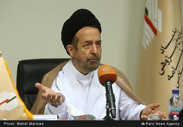 منتظری درباره اعدامهای 67 خود را به تجاهل زده و آنها را بدون سند پذیرفته بود/ میخواستند با منافقین مذاکره کنند/ سید احمد خمینی در بیت امام اجازه جای پا به منافقین نداد/ عشق هاشمی این بود که منتظری قائممقام رهبری شود وقتی که آن 4 نفر شروع به پاسخ دادن میکنند، کاملا محسوس است که نمیخواهد جواب را بشنود و وسط جواب آنها میرود که اصلا هیچ مناسبتی با حرف آنها ندارد، او میگوید من یکی از افرادی هستم که هیچ کس نمیتواند منکر شود که از خیلی از افراد انقلاب سهم بیشتری دارم و سابقهام در انقلاب زیادتر است یعنی آقای منتظری وسط دعوا نرخ تعیین میکند.