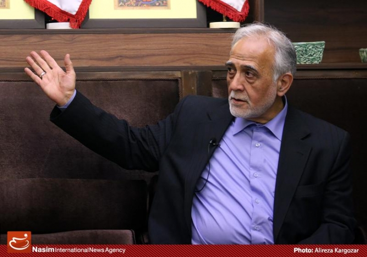 من خودم در دولت بوده‌ام و می‌دانم دولت اگر می‌خواست اقتصاد مقاومتی را اجرا کند کسی جلودارش نبود. نگاه دولت به خارج است و معتقد است شفافیت مزاحم است!