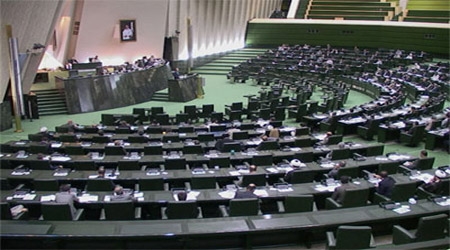 مجلس به فوریت علنی شدن دادگاه مفسدان اقتصادی رای نداد یک فوریت طرحی با موضوع علنی بودن دادگاه مفسدان اقتصادی پس از صدور کیفرخواست، امروز در مجلس بررسی شد اما اکثریت نمایندگان به فوریت آن رای ندادند.
