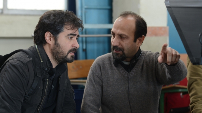 به نظر می‌آید سقوط سینمایی اصغر فرهادی بعد از فیلم «جدایی نادر از سیمین»، که  با فیلم «گذشته» و پذیرفتن الزامات یک فیلم سفارشی از تهیه‌کننده خارجی سرعت گرفته بود، اینک در فیلم «فروشنده» یا «مشتری» به اوج خود رسیده، به گونه‌ای که حتی بدون هیچ دلیل و منطقی فیلمش را کش داده تا آن را از مرز دو ساعت بگذراند. شاید از این جهت که گفته‌اند راهش برای اسکار هموارتر می‌شود! 