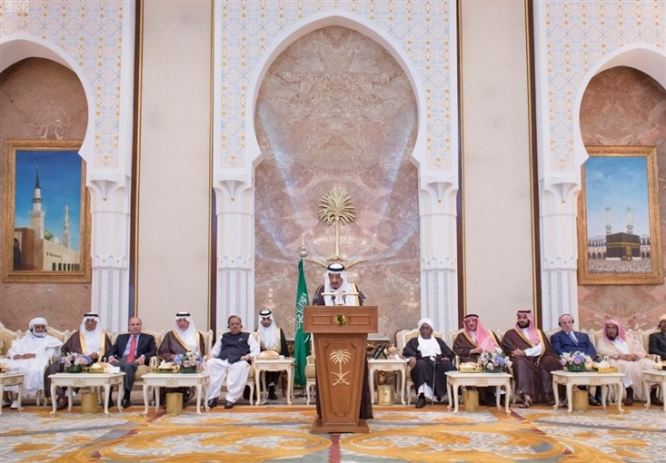 خاندان مسلط بر حجاز که هیچ حرمتی برای اماکن مقدس وحی به ویژه در مشاعر مقدسه و بیت الله الحرام قائل نیستند، برای خوشگذرانی و راحتی بیشتر، کاخ‌های مجللی در مشعر«منا» و در جوار مسجدالحرام بنا کرده‌اند، روز گذشته سیاسی‌‌ترین نشست را درمنا برگزار کردند.