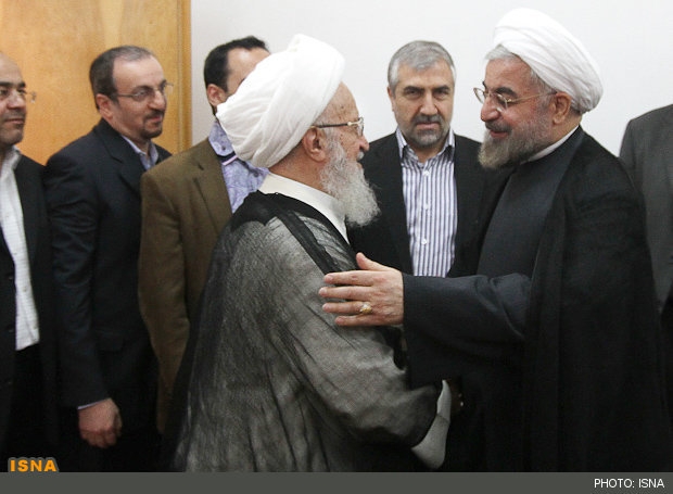 آیت الله مکارم شیرازی با اشاره به لزوم «بسیج افکار عمومی» در زمینه ی مواد تراریخته تأکید کردند: اگر افکار عمومی بسیج شود نه دولت و نه هیچ کس دیگری نمی‌تواند مقابلش بایستد. «عده‌ای که پول در دستشان است» نسبت به انحراف این جریان هشدار داد و فرمود: این افراد ممکن است نفوذ کنند و جلوی خیلی موارد را بگیرند یا دچار انحراف کنند. چند روز پس از صدور فتوای حرمت تولید محصولات تراریخته نوبخت 
