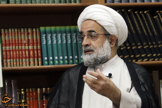 علی (ع) کسی است که در همه حالات جز خدا را طلب نمی کند/ فرمایشات پیامبر اکرم(ص) برای معرفی حضرت علی(ع) از همان اوایل رسالت مطرح بوده است « الذی مَحَلُّهُ مِنِّي مَحَلُّ هَارُونَ مِنْ مُوسَى »، این همان جمله ی حدیث منزلت است که «جایگاه علی (ع) نسبت به من، جایگاه هارون است از حضرت موسی (ع)؛ إِلَّا أَنَّهُ لَا نَبِيَّ بَعْدِي ؛ جز این که بعد از من پیامبری نیست»؛می فرماید که این جانشینی را علی (ع) دارد مانند حضرت هارون از حضرت موسی (ع)، منتها حضرت هارون (ع) قبل از حضرت موسی (ع) از دنیا می روند اما مساله ی جانشینی را داشت. مساله ی جانشینی از جهت جایگاه حقوقی بعد از نبود مستخلفٌ عنه است؛