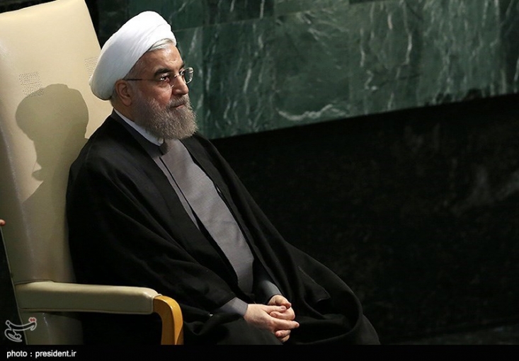 اقدام عجیب سایت اطلاع رسانی دولت برای سانسور خداحافظی روحانی با صندلی های خالی سازمان ملل/ آیا باید منتظر تغییر خوشرو بود؟ پایگاه اطلاعرسانی دولت برای سرپوش گذاشتن بر حضور کمرنگ مقامات و سران کشورها هنگام سخنرانی امسال روحانی در سازمان ملل عکس آرشیوی سالهای گذشته رئیسجمهور کشورمان را در صحن عمومی با رنگ پوششی متفاوت جایگزین عکس امسال کرد.