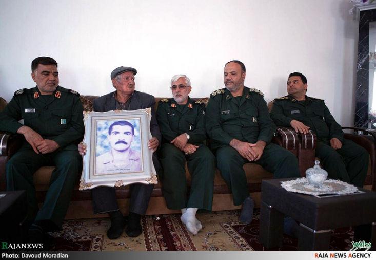 گزارش رجانیوز از عدم برآورده شدن نیازهای عادی پزشکی مردم چالدران در بیمارستانهای دولتی/ میراث ماندگار شهید شوشتری در ساخت بیمارستانهای سیار و رضایتمندی مردم منطقه + فیلم و عکس دو روز مانده به پایان رزمایش 500 عمل ختنه انجام شده. روایت راویان محلی چندان خوب نیست. آنها از عدم برآورده شدن نیازهایشان در بیمارستان دولتی میگویند و هدایت شدنشان به مطبهای خصوصی و مطب خصوصی یعنی هزینه ی فراتر از نیاز این مردم متدین. حتی برای به سنت عمل کردن فرزندان پسرشان.