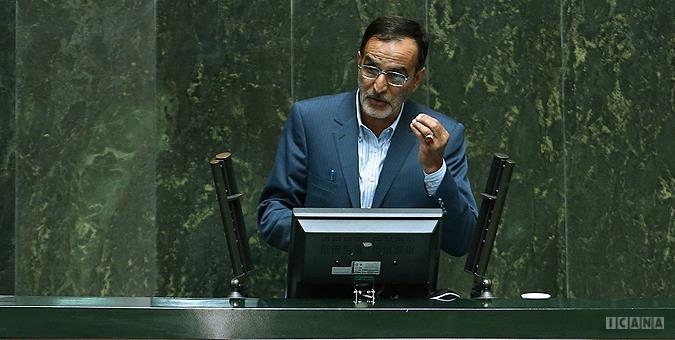 هرچه اینجا برای مواضع‌شان در مواجه شدن با دشمن طراحی می‌کردند قبل از اینکه پشت میز حاضر شوند شبکه نفوذ امثال جیسون رضاییان‌ها و دری‌ها نقشه را به دشمن می‌دادند و آقای ظریف شما پشت میز مذاکره خلع سلاح می‌شدید.