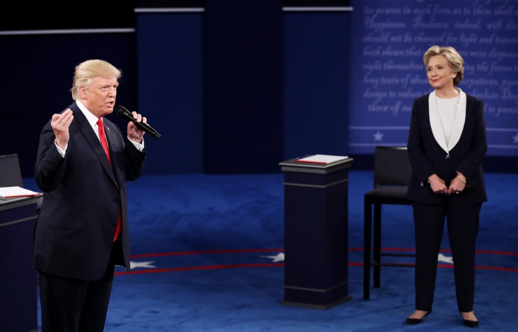 دونالد ترامپ، در جواب هیلاری کلینتون به سابقه بیل کلینتون، همسر هیلاری در سوءاستفاده جنسی از زنان اشاره کرد. نامزد حزب جمهوری‌خواه با بیان اینکه «من فقط حرف زده‌ام، اما بیل کلینتون همین اعمال را انجام داده است» افزود: «در تاریخ سیاسی آمریکا کسی نیست که به اندازه وی از زنها سوءاستفاده کرده باشد.»