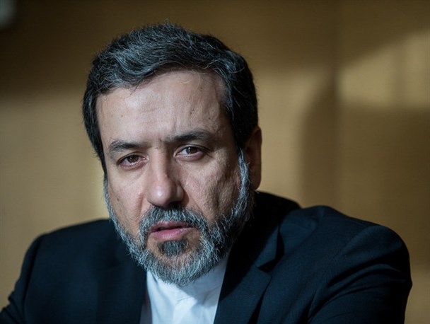 درخواست عراقچی از دبیر کل سازمان ملل برای تسهیل ارسال کمکهای بشر دوستانه به یمن/ آیا بدون کمک دبیرکل، دولت توانایی ارسال کشتی به یمن را ندارد؟/بازخوانی ماجرای کشتی نجات که در جیبوتی پهلو گرفت حمله اخیر سعودی ها بار دیگر انگیزه ارسال کمک های انسان دوستانه به مردم مظلوم یمن را در میان مسئولان دولت یازدهم ایجاد کرده است. اما به نظر می رسد همچنان این نگرانی در میان دولتمردان دولت تدبیر و امید باقی است که امریکا از این کار جلو گیری نماید و دولت یازدهم باردیگر مجبور شود که برخلاف اصول سیاست خارجی جمهوری اسلامی چاره ای جر تبعیت از خواست امریکا نداشته باشد. همین مساله باعث شده است که عراقچی از دبیرکل سازمان ملل تقاضا کند که این بار او وارد میدان شود و راه را برای رساندن کمک ها به مردم یمن را تسهیل کند.