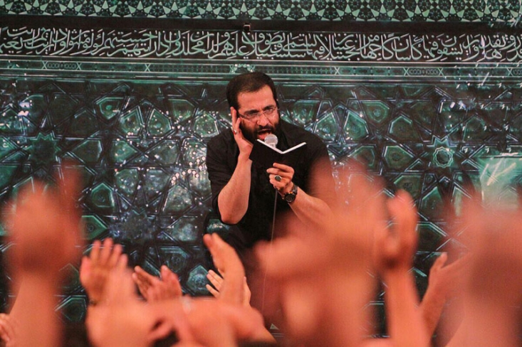 مداحی دهه اول محرم با نوای حسین سیب سرخی + دانلود مراسم عزاداری و سوگواری سرور و سالار شهیدان حضرت اباعبدالله الحسین(ع) در دهه اول محرم 1438هـ.ق با مداحی حسین سیب سرخی در هیئت خادم الرضا(ع) قم برگزار شد.