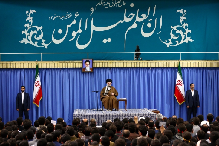 تکرار کلمه «دشمن» در واقع، «شناخت توطئه» است نه «توهم توطئه»/ کند شدن طرح های علمی مانند هسته ای و هوافضا سبب یاس جوانان می شود/ بارها گفتیم اگر در هسته ای عقب نشینی کنید، موارد دیگر را پیش می کشند حضرت آیت الله خامنه ای با یادآوری سخنانشان در جلسات خصوصی و عمومی به مسئولان گفتند: بارها گفته ایم که اگر در هسته ای عقب نشینی کنید آنها مسئله موشک را پیش میکشند، اگر باز هم عقب بروید بحث حمایت از مقاومت را مطرح می کنند، اگر به عقب نشینی ادامه دادید موضوع حقوق بشر را جلو می آورند، و بعد اگر معیارهای آنها را پذیرفتید سراغ حذف معیارهای دینی در حکومت می روند.