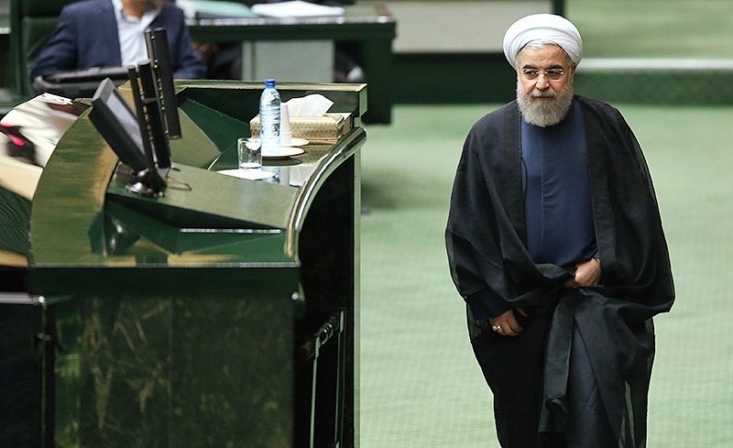  این روزها دولت یازدهم ورود رسانه ها به پرونده مفاسد اقتصادی را مانع برخورد دولت با مفسدان می دانند. وزیر اطلاعات یک روز از رسانه ها برای انتشار فیش های حقوقی تشکر می کند و یک روز دیگر این کار را سنگ اندازی مقابل پای دولت برای برخورد می داند. یک بار از منظر دولت یازدهم نام مفسدان اقتصادی باید توسط رسانه ها بر زبان ها بیفتد و روز دیگر رسانه ها متهم به عادی سازی فساد و بزرگ نمایی می شوند. شاید بد نباشد دولت یازدهم یک بار هم که شده موضع خود را با فساد و مفسدان اقتصادی روشن کند. یک بار برای همیشه دولتمردان تدبیر و امید به صراحت اعلام کنند که قصدی برای برخورد با مفسدان دارد یا نه.